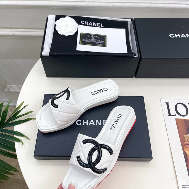 CHANEL 26S FLAT SLIDES IN WHITE LAMBSKIN WITH BLACK CC LOGO