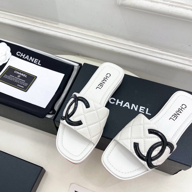 CHANEL 26S FLAT SLIDES IN WHITE LAMBSKIN WITH BLACK CC LOGO