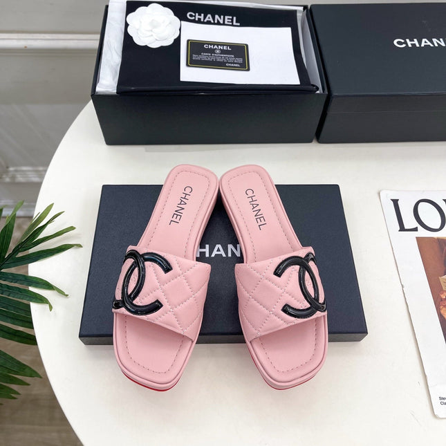 CHANEL 26S FLAT SLIDES IN LIGHT PINK LAMBSKIN WITH BLACK CC LOGO