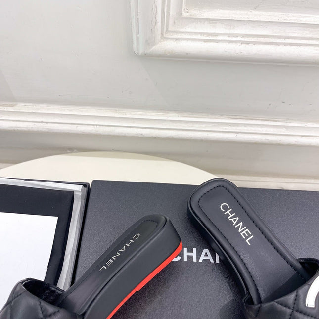 CHANEL 26S FLAT SLIDES IN BLACK LAMBSKIN WITH WHITE CC LOGO