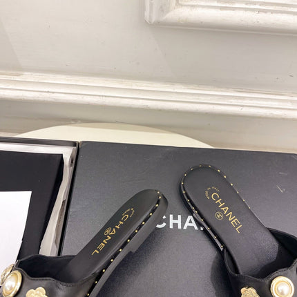 CHANEL 26S FLAT SANDALS IN BLACK LAMBSKIN CHARM-DECORATED