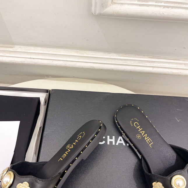 CHANEL 26S FLAT SANDALS IN BLACK LAMBSKIN CHARM-DECORATED