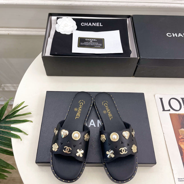 CHANEL 26S FLAT SANDALS IN BLACK LAMBSKIN CHARM-DECORATED