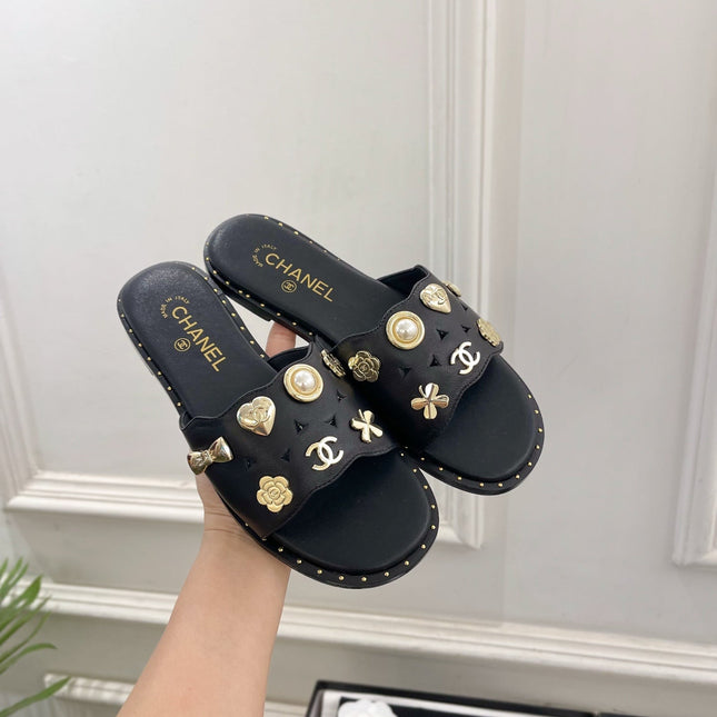 CHANEL 26S FLAT SANDALS IN BLACK LAMBSKIN CHARM-DECORATED