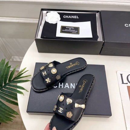 CHANEL 26S FLAT SANDALS IN BLACK LAMBSKIN CHARM-DECORATED