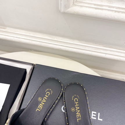 CHANEL 26S FLAT SANDALS IN BLACK LAMBSKIN CHARM-DECORATED