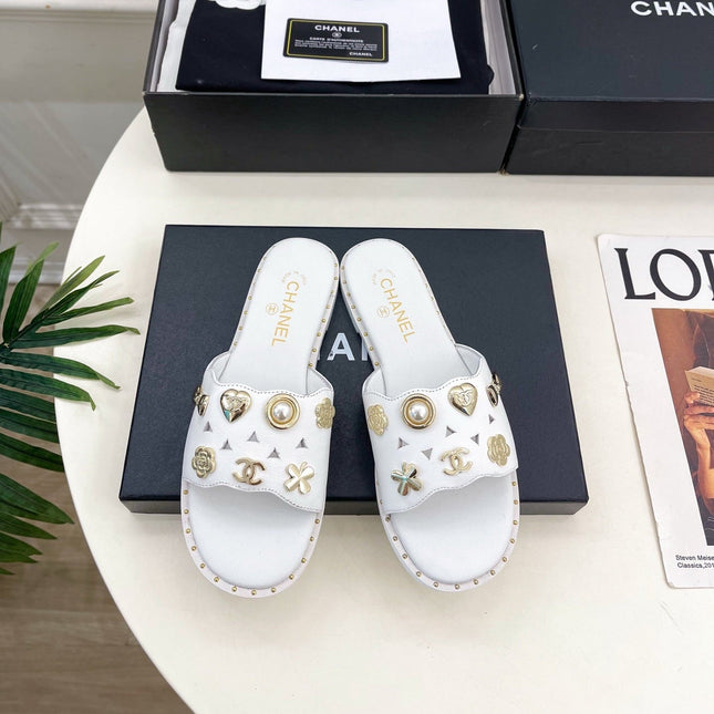 CHANEL 26S FLAT SANDALS IN WHITE LAMBSKIN CHARM-DECORATED