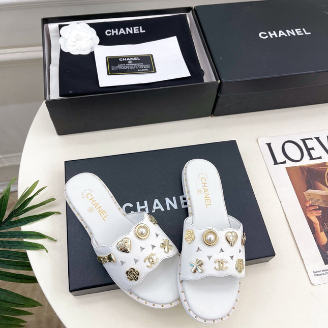 CHANEL 26S FLAT SANDALS IN WHITE LAMBSKIN CHARM-DECORATED