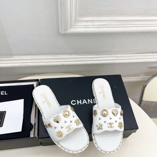 CHANEL 26S FLAT SANDALS IN WHITE LAMBSKIN CHARM-DECORATED