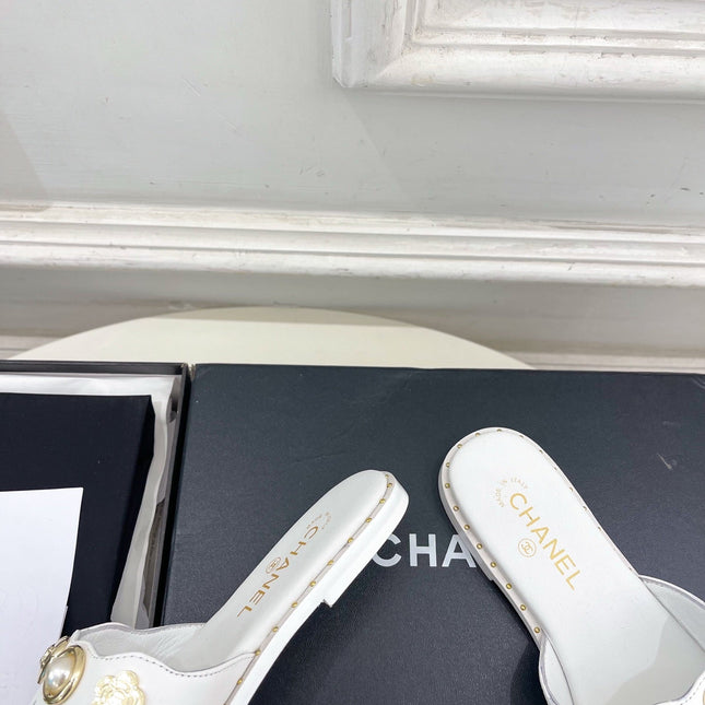 CHANEL 26S FLAT SANDALS IN WHITE LAMBSKIN CHARM-DECORATED