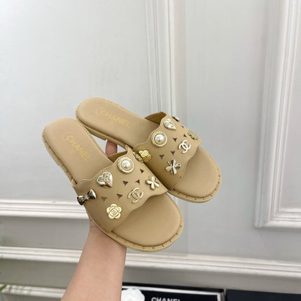 CHANEL 26S FLAT SANDALS IN BEIGE LAMBSKIN CHARM-DECORATED