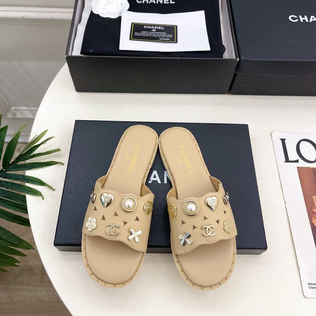 CHANEL 26S FLAT SANDALS IN BEIGE LAMBSKIN CHARM-DECORATED