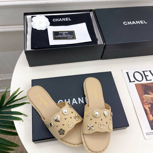 CHANEL 26S FLAT SANDALS IN BEIGE LAMBSKIN CHARM-DECORATED