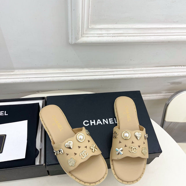 CHANEL 26S FLAT SANDALS IN BEIGE LAMBSKIN CHARM-DECORATED