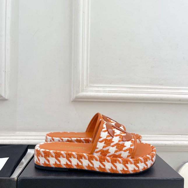 CHANEL 26S SANDALS 35 MM IN ORANGE TWEED