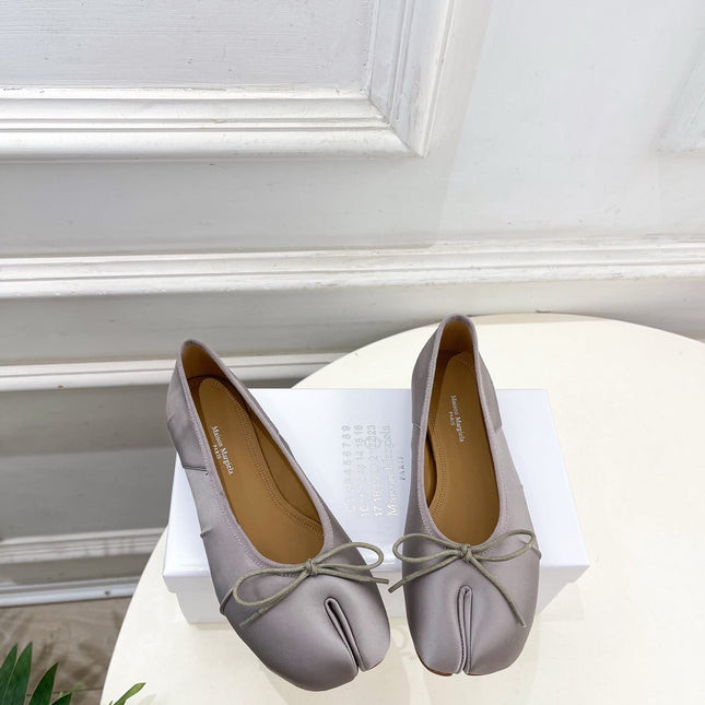 LOEWE 26S SPLIT-TOE BALLET FLATS IN GREY SILK