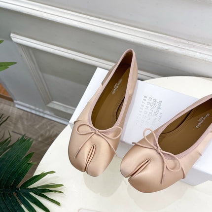 LOEWE 26S SPLIT-TOE BALLET FLATS IN NUDE PINK SILK