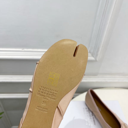 LOEWE 26S SPLIT-TOE BALLET FLATS IN NUDE PINK SILK