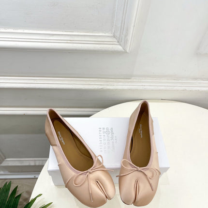 LOEWE 26S SPLIT-TOE BALLET FLATS IN NUDE PINK SILK