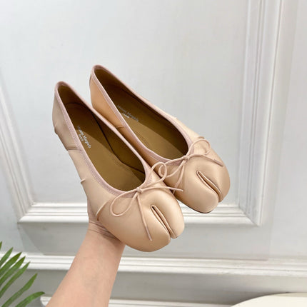 LOEWE 26S SPLIT-TOE BALLET FLATS IN NUDE PINK SILK