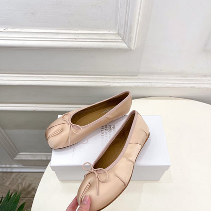 LOEWE 26S SPLIT-TOE BALLET FLATS IN NUDE PINK SILK