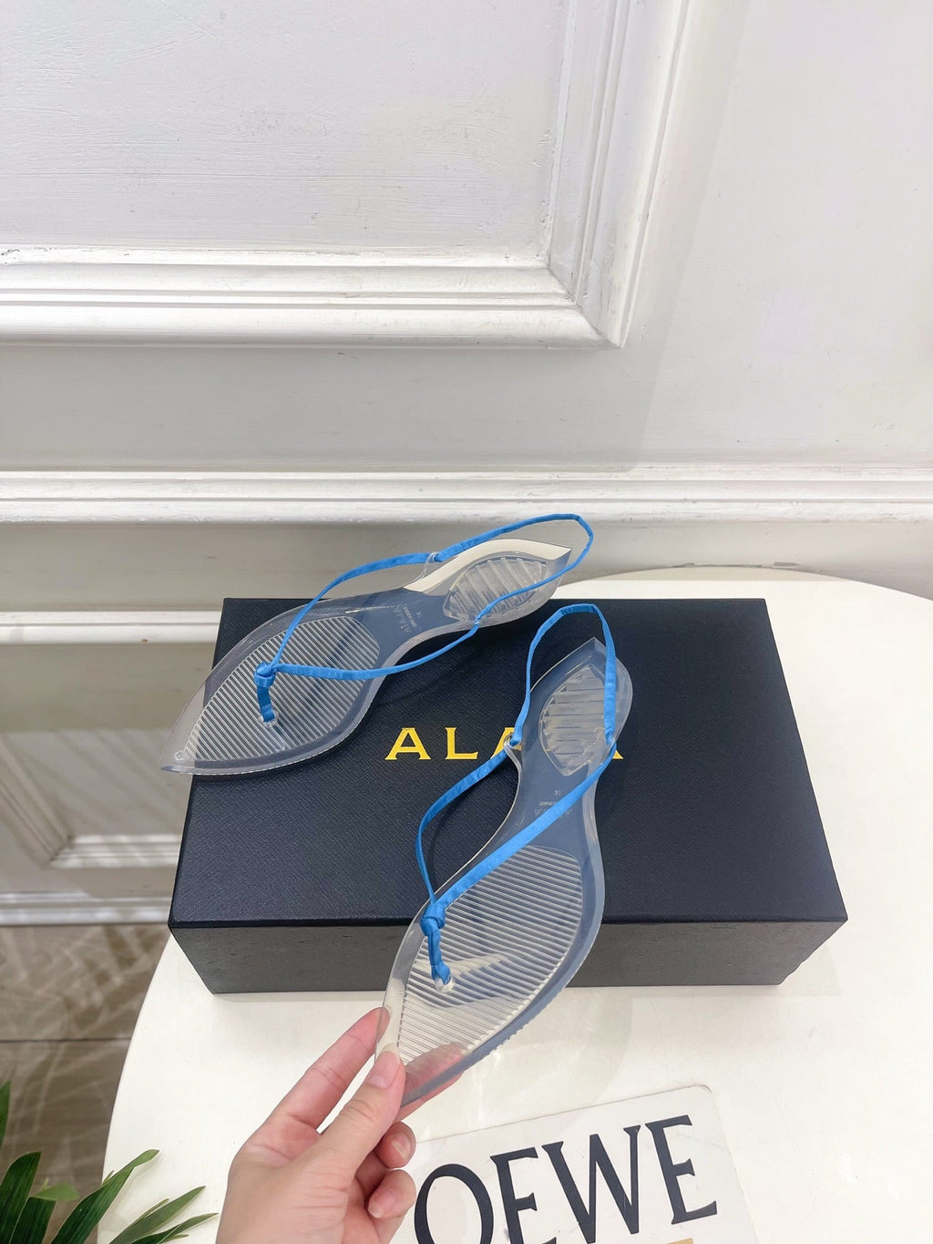 ALAIA 26S POINTED-TOE THONG SANDALS IN BLUE SATIN AND TRANSPARENT PVC