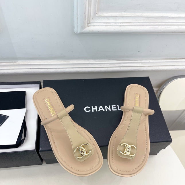 CHANEL 26S THONG SANDALS IN BEIGE LAMBSKIN WITH GOLD TONE CC LOGO