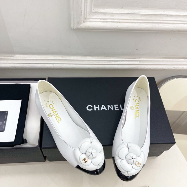 CHANEL 26S BALLET FLATS IN WHITE LAMBSKIN WITH FLOWER EMBELLISHMENT