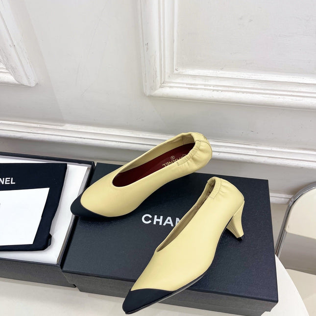 CHANEL 26S SQUARE TOE PUMPS 50 MM IN LIGHT YELLOW LAMBSKIN WITH BLACK TOE CAP