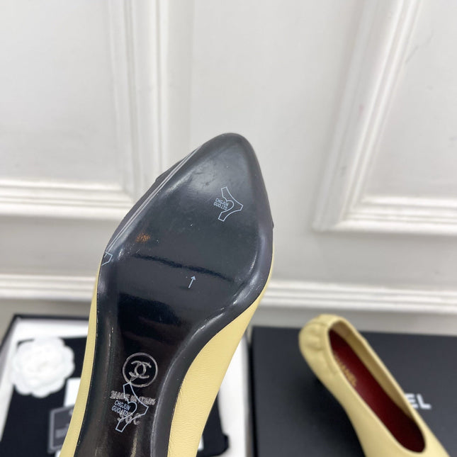 CHANEL 26S SQUARE TOE PUMPS 50 MM IN LIGHT YELLOW LAMBSKIN WITH BLACK TOE CAP