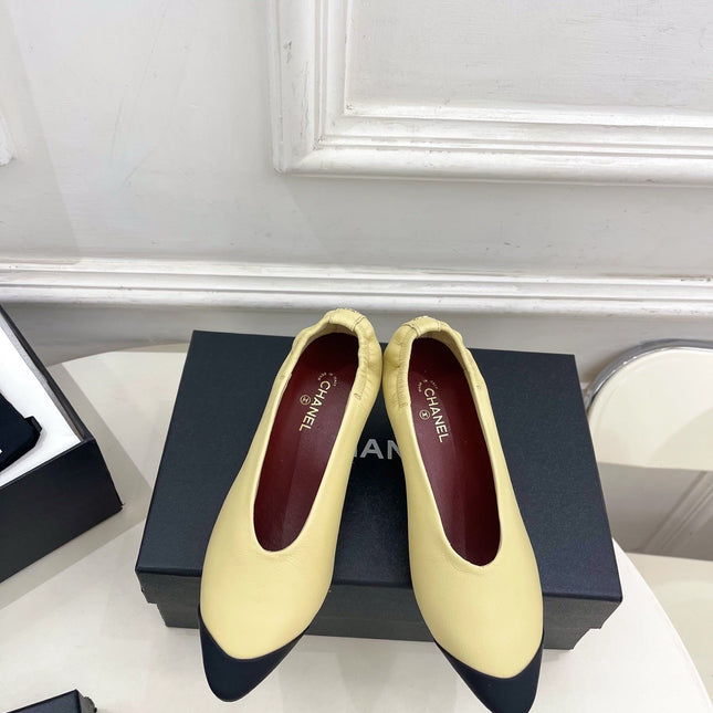 CHANEL 26S SQUARE TOE PUMPS 50 MM IN LIGHT YELLOW LAMBSKIN WITH BLACK TOE CAP