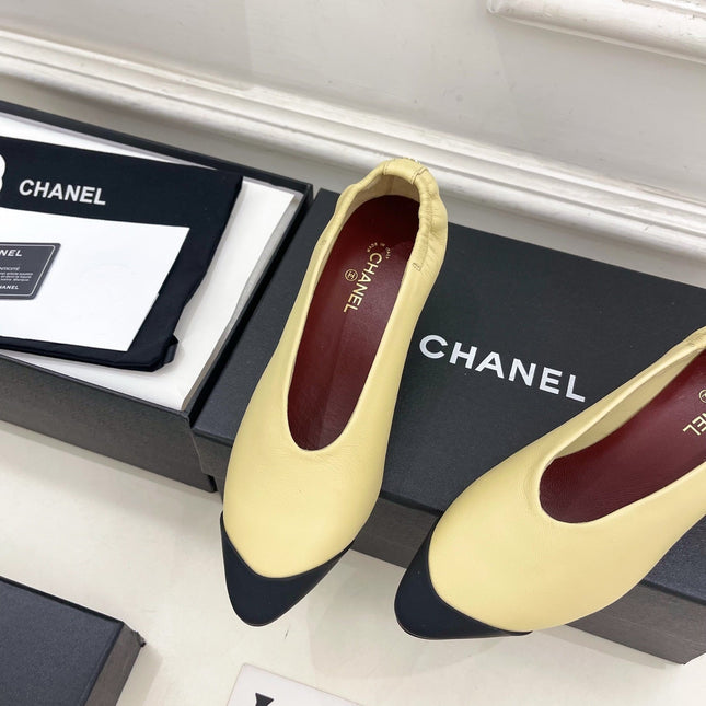 CHANEL 26S SQUARE TOE PUMPS 50 MM IN LIGHT YELLOW LAMBSKIN WITH BLACK TOE CAP