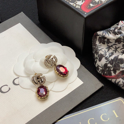 GUCCI 26S DOUBLE G LOGO RED CRYSTAL OVAL DROP EARRINGS IN ANTIQUE GOLD TONE METAL 6290263