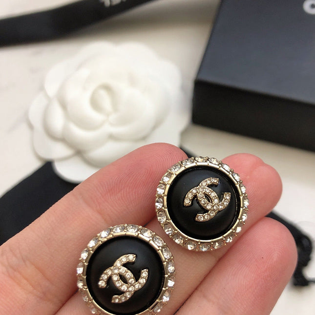 CHANEL 26S DOUBLE C LOGO BLACK ENAMEL CRYSTAL FRAME STUD EARRINGS IN GOLD METAL 633330