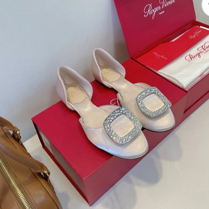 ROGER VIVIER BALLERINE FLATS IN BEIGE SATIN