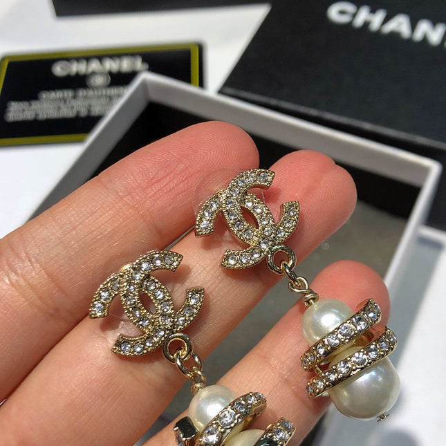 CHANEL 26S DOUBLE C LOGO PAVE CRYSTAL DROP EARRINGS WITH PEARL CHARM IN GOLD METAL 633339