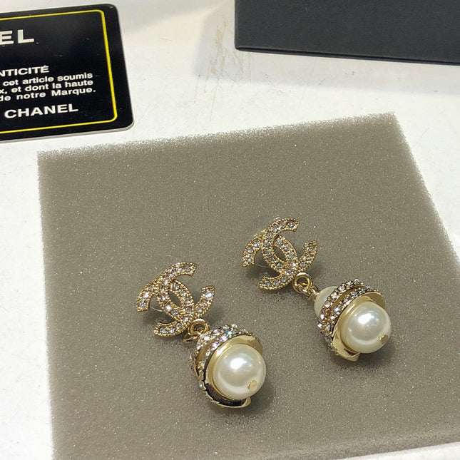 CHANEL 26S DOUBLE C LOGO PAVE CRYSTAL DROP EARRINGS WITH PEARL CHARM IN GOLD METAL 633339
