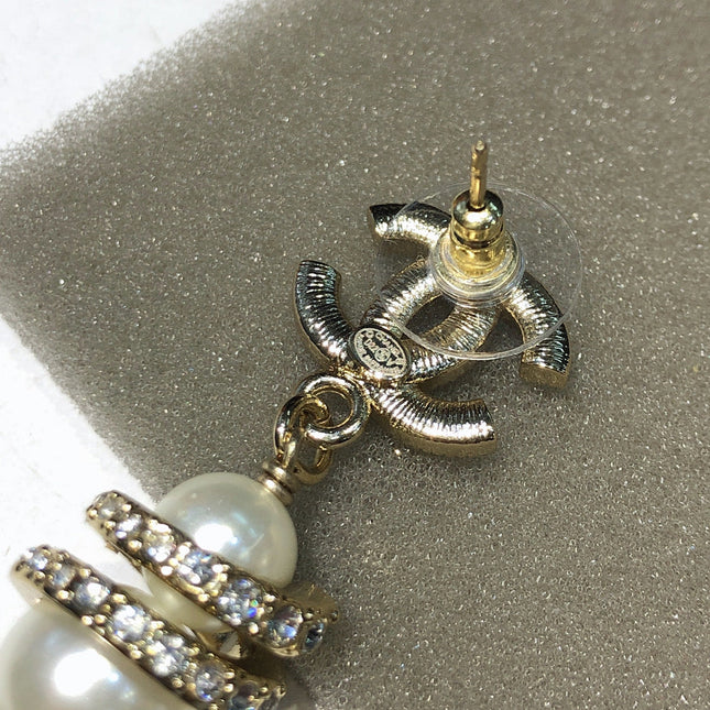 CHANEL 26S DOUBLE C LOGO PAVE CRYSTAL DROP EARRINGS WITH PEARL CHARM IN GOLD METAL 633339