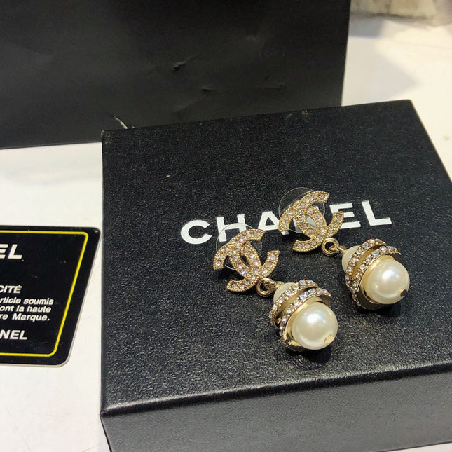 CHANEL 26S DOUBLE C LOGO PAVE CRYSTAL DROP EARRINGS WITH PEARL CHARM IN GOLD METAL 633339