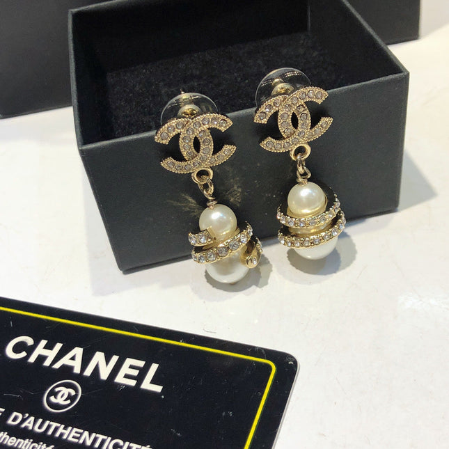 CHANEL 26S DOUBLE C LOGO PAVE CRYSTAL DROP EARRINGS WITH PEARL CHARM IN GOLD METAL 633339