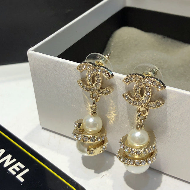 CHANEL 26S DOUBLE C LOGO PAVE CRYSTAL DROP EARRINGS WITH PEARL CHARM IN GOLD METAL 633339