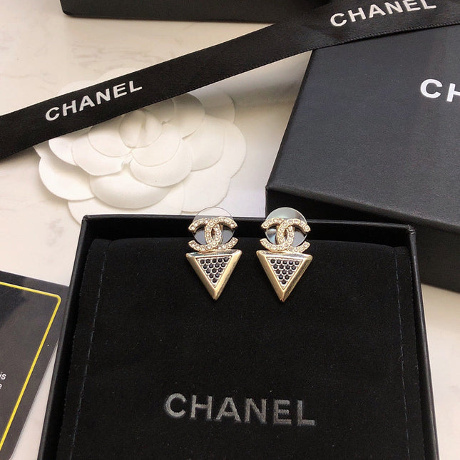 CHANEL 26S DOUBLE C LOGO BLACK CRYSTAL TRIANGLE DROP EARRINGS IN GOLD METAL 6318352