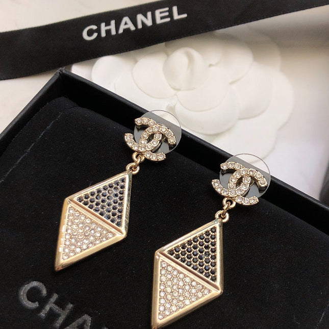 CHANEL 26S DOUBLE C LOGO TWO TONE PAVE CRYSTAL DIAMOND SHAPE DROP EARRINGS IN GOLD METAL 631833