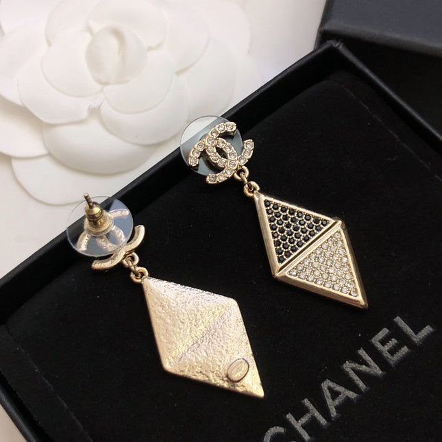 CHANEL 26S DOUBLE C LOGO TWO TONE PAVE CRYSTAL DIAMOND SHAPE DROP EARRINGS IN GOLD METAL 631833