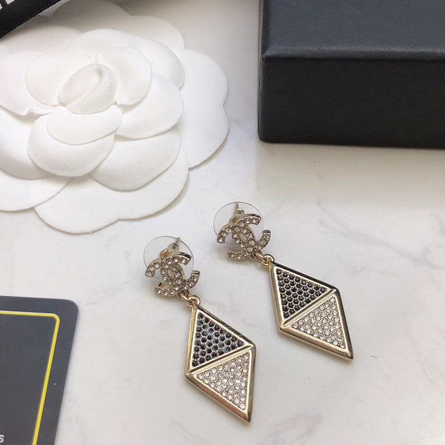 CHANEL 26S DOUBLE C LOGO TWO TONE PAVE CRYSTAL DIAMOND SHAPE DROP EARRINGS IN GOLD METAL 631833