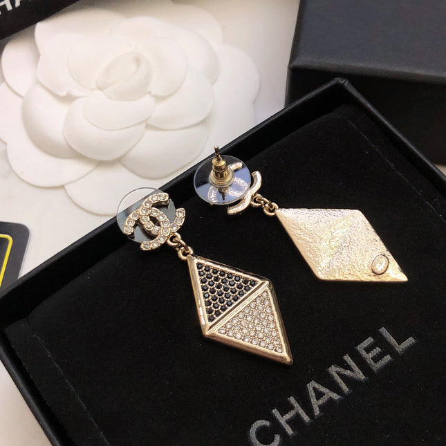 CHANEL 26S DOUBLE C LOGO TWO TONE PAVE CRYSTAL DIAMOND SHAPE DROP EARRINGS IN GOLD METAL 631833
