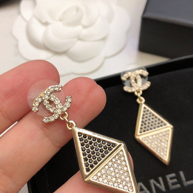 CHANEL 26S DOUBLE C LOGO TWO TONE PAVE CRYSTAL DIAMOND SHAPE DROP EARRINGS IN GOLD METAL 631833